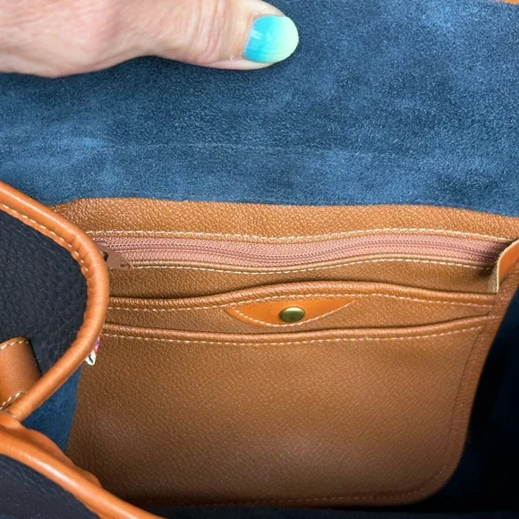 Vintage Dooney & Bourke Black and Tan All-Weather Leather Essex Crossbody Bag - Picture 6 of 16